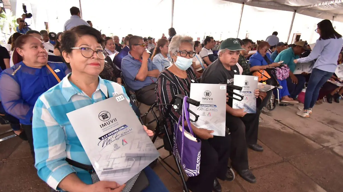 Brindan certeza a 257 familias irapuatenses con escrituras de viviendas  (1)